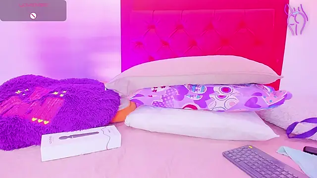 Snapshot of Sofia_Girl_ chatting on 12.15.24 Sofia Girl online show from 12.15.24