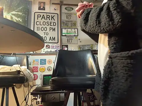 Snapshot of LilBit1975 chatting on 10.21.25 LilBit1975 online show from 10.21.25