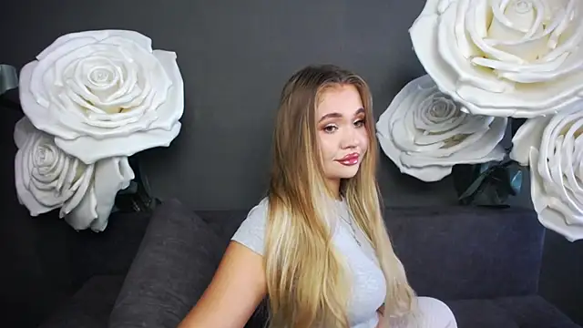 Snapshot of StacyYellig chatting on 09.08.25 StacyYellig online show from 09.08.25