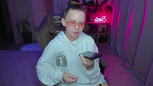 Snapshot of HelloRoxy chatting on 12.03.24 HelloRoxy online show from 12.03.24