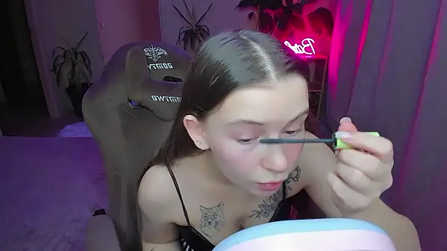 Snapshot of HelloRoxy chatting on 12.05.24 HelloRoxy online show from 12.05.24