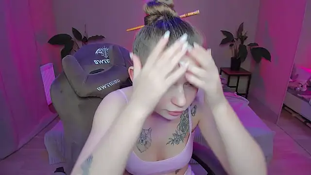 Snapshot of HelloRoxy chatting on 12.14.24 HelloRoxy online show from 12.14.24