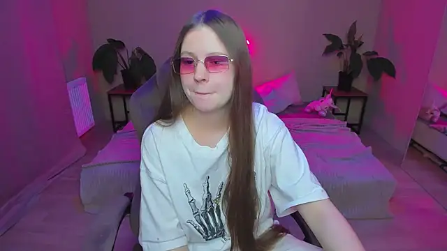 Snapshot of HelloRoxy chatting on 12.17.24 HelloRoxy online show from 12.17.24