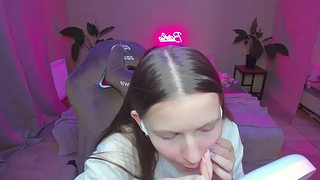 Snapshot of HelloRoxy chatting on 12.19.24 HelloRoxy online show from 12.19.24