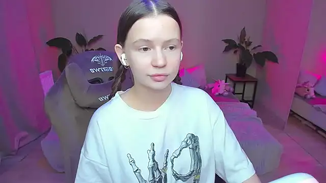 Snapshot of HelloRoxy chatting on 12.20.24 HelloRoxy online show from 12.20.24