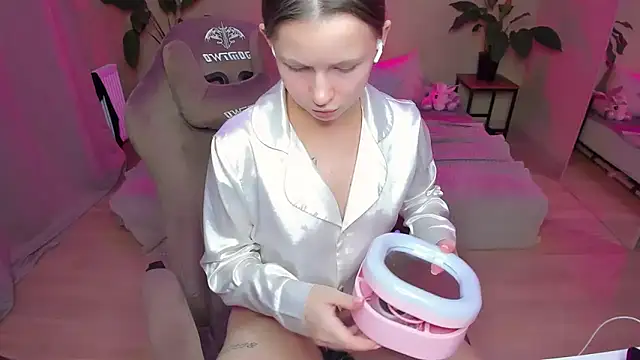 Snapshot of HelloRoxy chatting on 12.26.24 HelloRoxy online show from 12.26.24