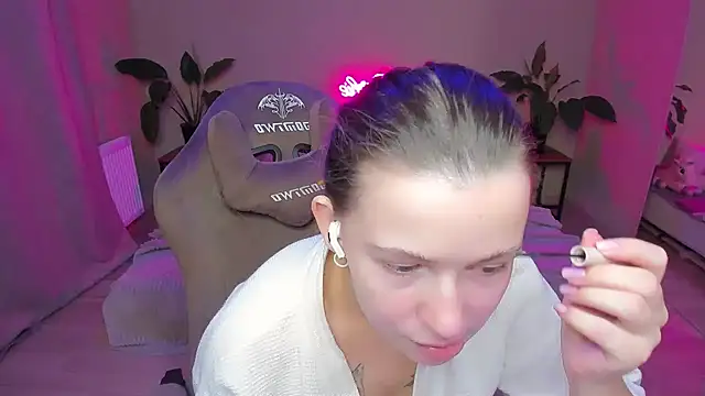 Snapshot of HelloRoxy chatting on 12.29.24 HelloRoxy online show from 12.29.24