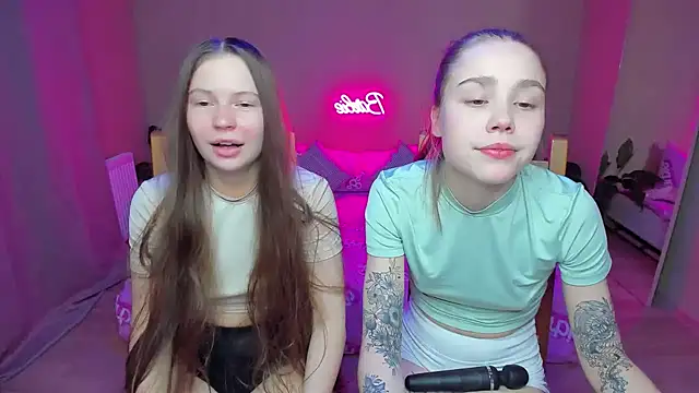 Snapshot of HelloRoxy chatting on 01.17.25 HelloRoxy online show from 01.17.25