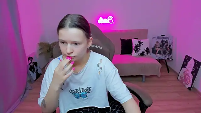 Snapshot of HelloRoxy chatting on 09.28.25 HelloRoxy online show from 09.28.25