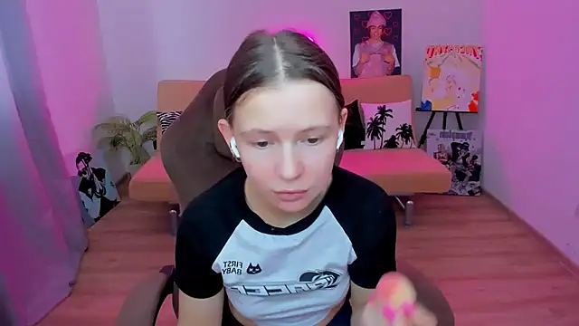 Snapshot of HelloRoxy chatting on 10.21.25 HelloRoxy online show from 10.21.25