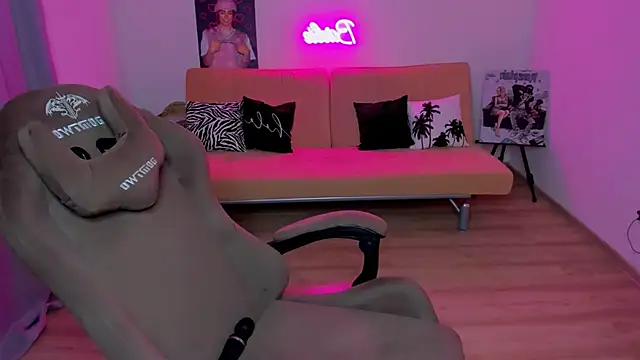 Snapshot of HelloRoxy chatting on 10.25.25 HelloRoxy online show from 10.25.25