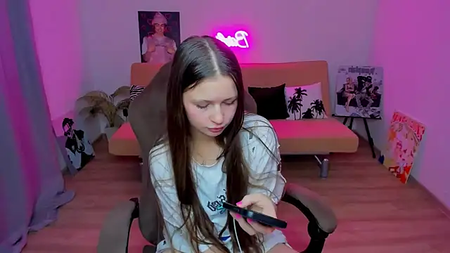 Snapshot of HelloRoxy chatting on 10.26.25 HelloRoxy online show from 10.26.25