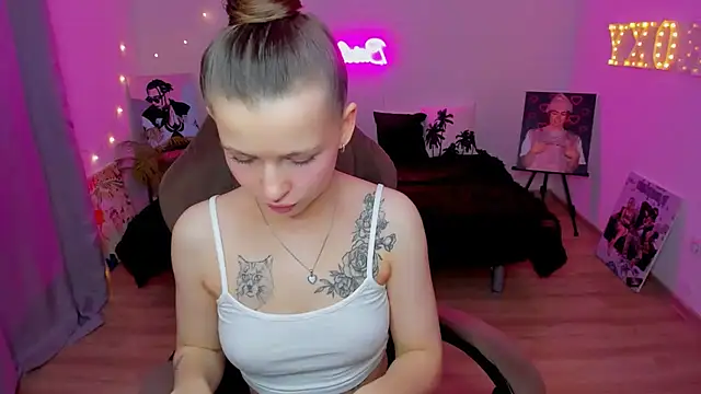 Snapshot of HelloRoxy chatting on 11.03.25 HelloRoxy online show from 11.03.25