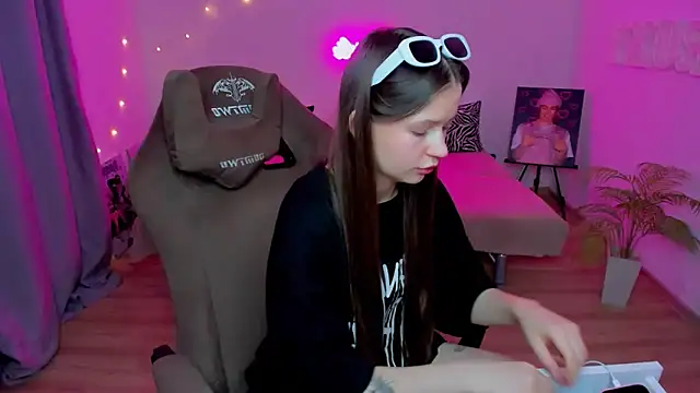 Snapshot of HelloRoxy chatting on 11.24.25 HelloRoxy online show from 11.24.25