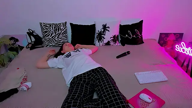 Snapshot of HelloRoxy chatting on 11.29.25 HelloRoxy online show from 11.29.25