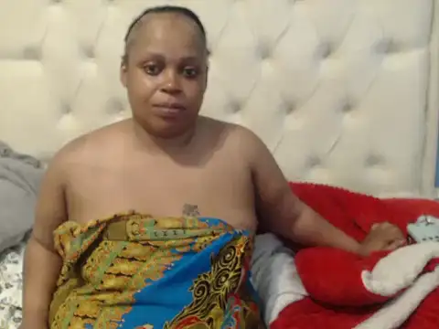 Snapshot of THESHORTQUEEN chatting on 11.17.25 THESHORTQUEEN online show from 11.17.25