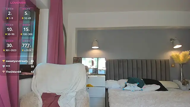 Snapshot of Awesome_Jolie chatting on 10.05.25 Awesome Jolie online show from 10.05.25