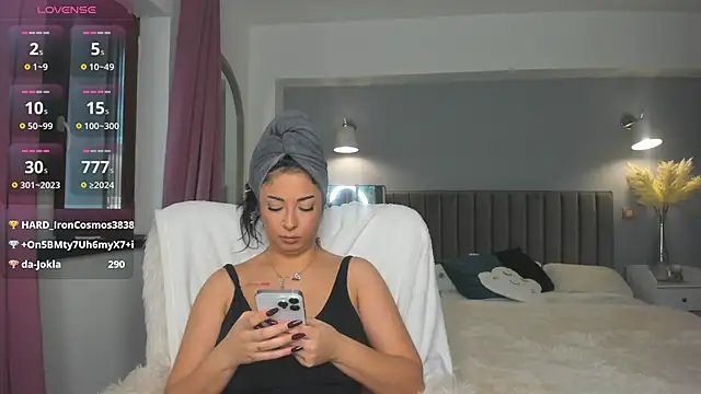 Snapshot of Awesome_Jolie chatting on 11.08.25 Awesome Jolie online show from 11.08.25