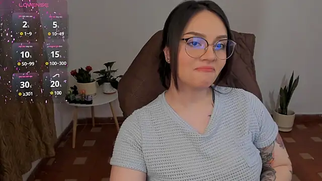 Snapshot of anaveleeez chatting on 12.18.24 anaveleeez online show from 12.18.24