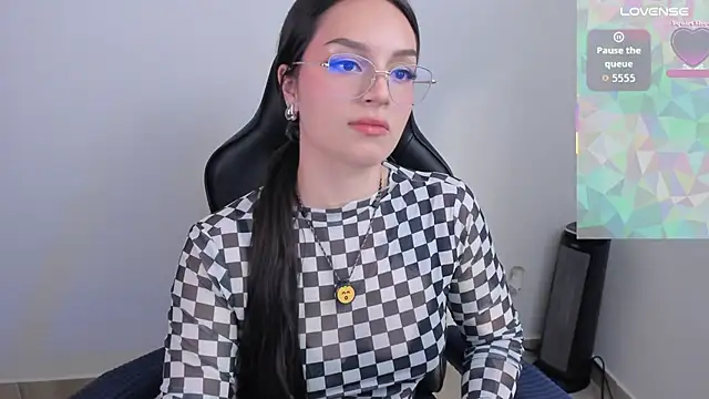 Snapshot of anaveleeez chatting on 05.19.26 anaveleeez online show from 05.19.26