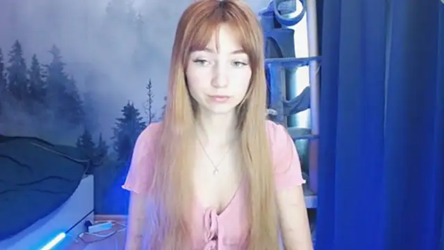 Snapshot of LuciaYoung chatting on 01.04.25 LuciaYoung online show from 01.04.25