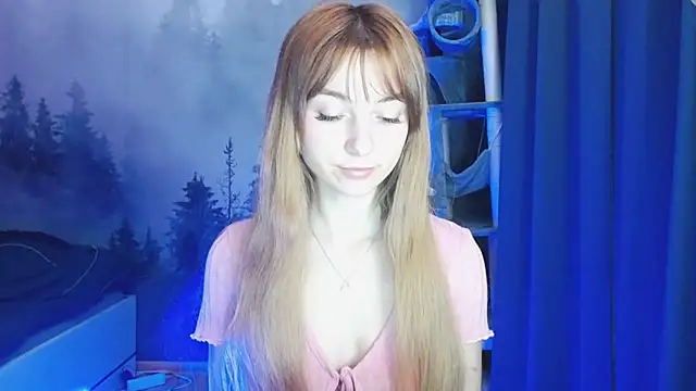 Snapshot of LuciaYoung chatting on 01.04.25 LuciaYoung online show from 01.04.25