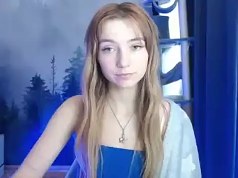 Snapshot of LuciaYoung chatting on 01.07.25 LuciaYoung online show from 01.07.25
