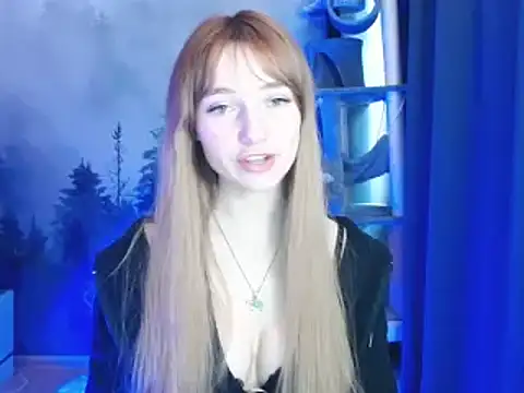 Snapshot of LuciaYoung chatting on 01.08.25 LuciaYoung online show from 01.08.25