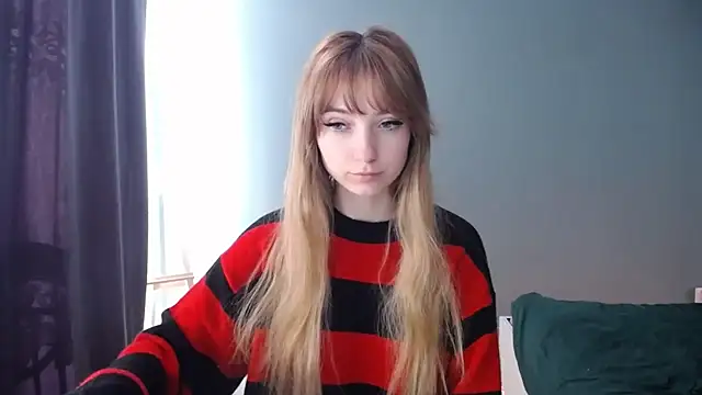 Snapshot of LuciaYoung chatting on 02.22.25 LuciaYoung online show from 02.22.25