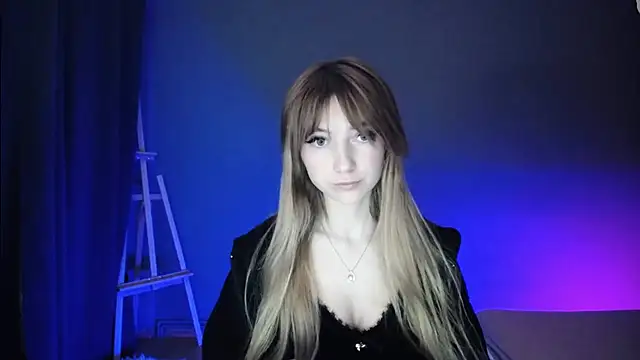 Snapshot of LuciaYoung chatting on 03.08.25 LuciaYoung online show from 03.08.25