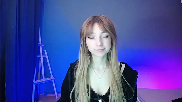 Snapshot of LuciaYoung chatting on 03.08.25 LuciaYoung online show from 03.08.25