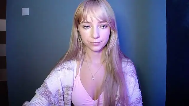 Snapshot of LuciaYoung chatting on 09.30.25 LuciaYoung online show from 09.30.25