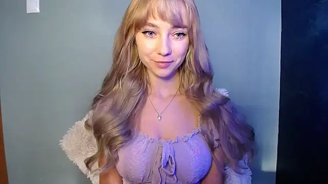 Snapshot of LuciaYoung chatting on 10.27.25 LuciaYoung online show from 10.27.25