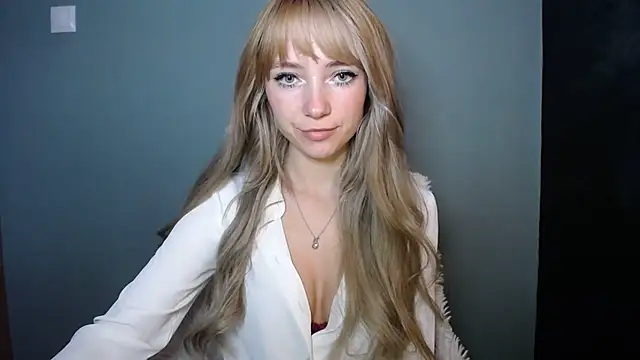 Snapshot of LuciaYoung chatting on 10.28.25 LuciaYoung online show from 10.28.25