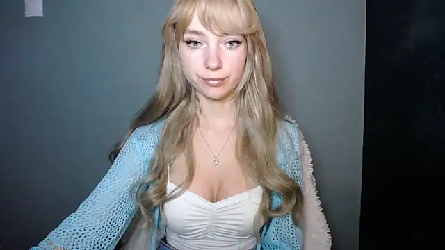 Snapshot of LuciaYoung chatting on 10.31.25 LuciaYoung online show from 10.31.25