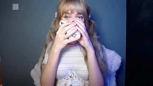 Snapshot of LuciaYoung chatting on 11.05.25 LuciaYoung online show from 11.05.25