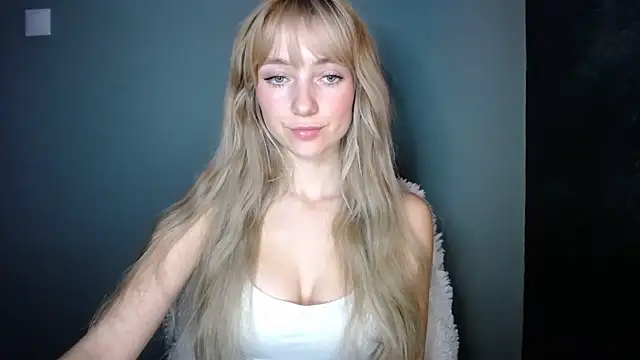 Snapshot of LuciaYoung chatting on 11.07.25 LuciaYoung online show from 11.07.25