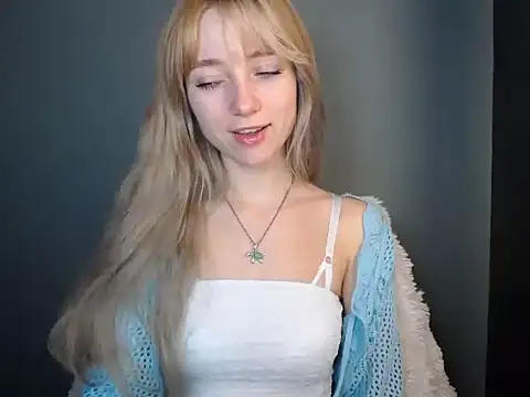 Snapshot of LuciaYoung chatting on 11.12.25 LuciaYoung online show from 11.12.25