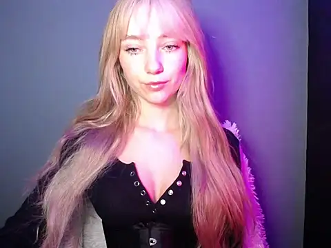 Snapshot of LuciaYoung chatting on 11.13.25 LuciaYoung online show from 11.13.25