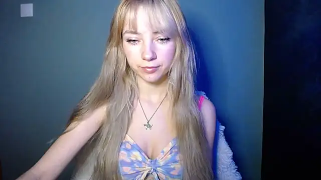 Snapshot of LuciaYoung chatting on 11.14.25 LuciaYoung online show from 11.14.25