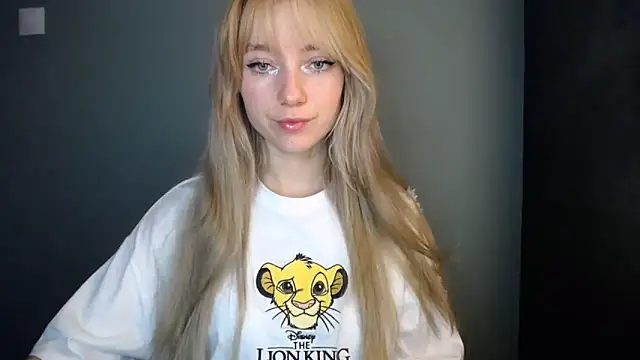 Snapshot of LuciaYoung chatting on 11.14.25 LuciaYoung online show from 11.14.25