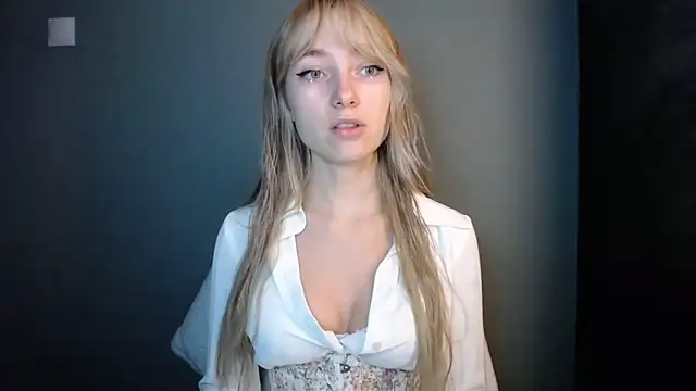 Snapshot of LuciaYoung chatting on 11.17.25 LuciaYoung online show from 11.17.25