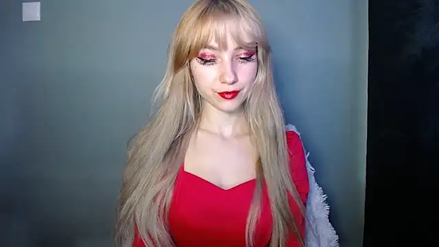 Snapshot of LuciaYoung chatting on 11.19.25 LuciaYoung online show from 11.19.25