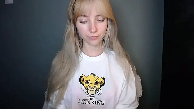 Snapshot of LuciaYoung chatting on 11.22.25 LuciaYoung online show from 11.22.25