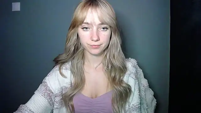 Snapshot of LuciaYoung chatting on 11.25.25 LuciaYoung online show from 11.25.25