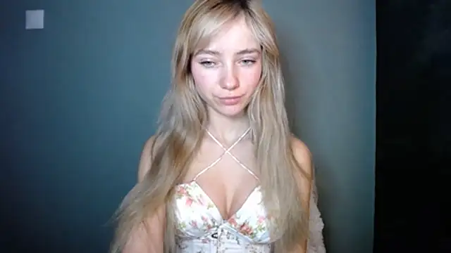 Snapshot of LuciaYoung chatting on 12.14.25 LuciaYoung online show from 12.14.25