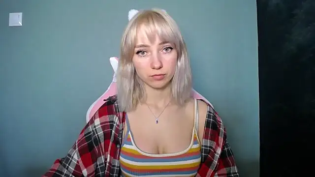 Snapshot of LuciaYoung chatting on 03.24.26 LuciaYoung online show from 03.24.26