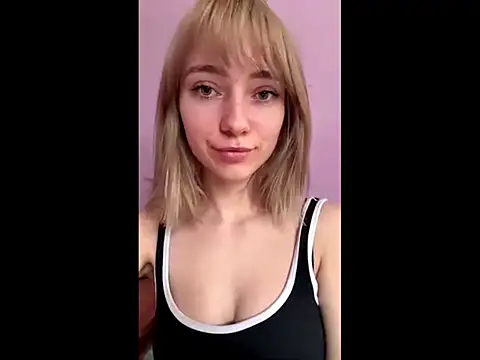 Snapshot of LuciaYoung chatting on 04.04.26 LuciaYoung online show from 04.04.26