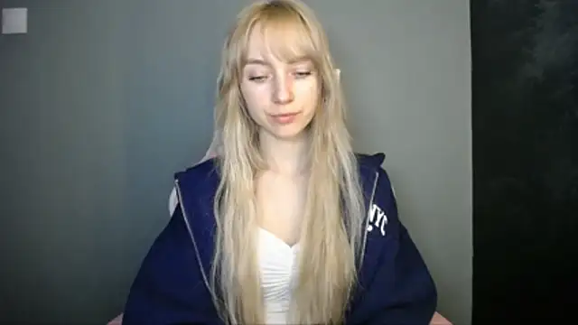 Snapshot of LuciaYoung chatting on 04.12.26 LuciaYoung online show from 04.12.26