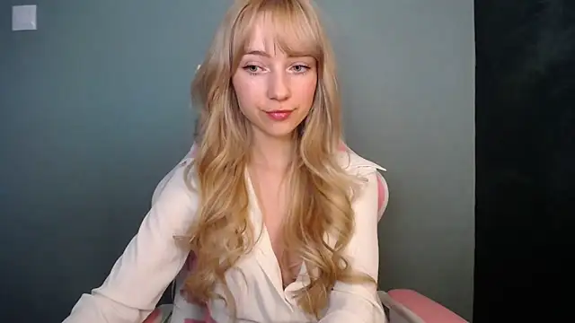 Snapshot of LuciaYoung chatting on 04.13.26 LuciaYoung online show from 04.13.26
